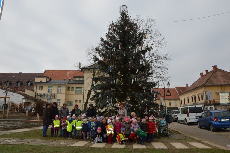 okraske_so_obesili_tudi_nasi_najmlajsi_iz_vrtca_mavrica_brezice.jpg