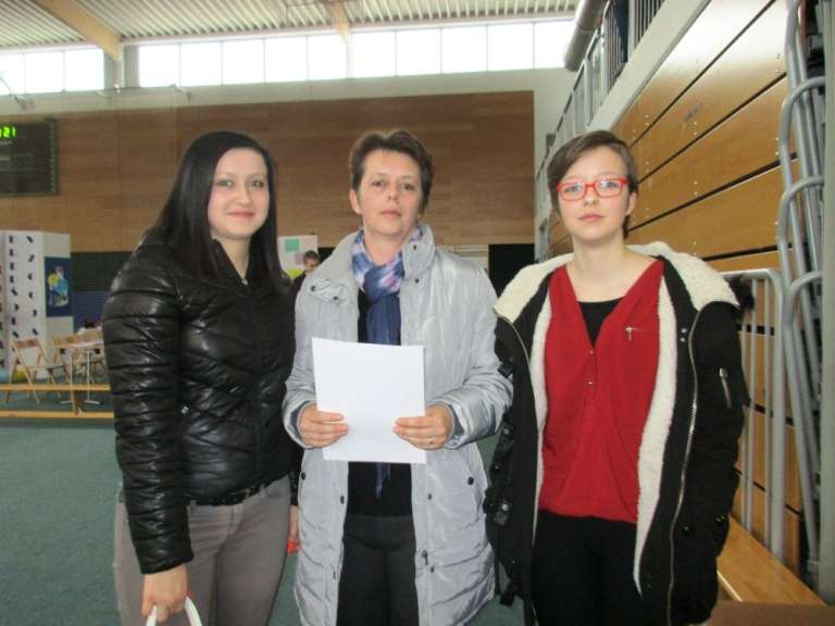 katja_spehar__desno__s_starejso_sestro_anjo_in_mamo_klavdijo.jpg