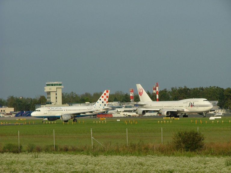 JAL_-B747_at_Zagreb_airport.JPG