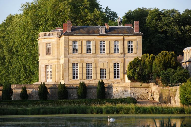 CHATEAU-DE-VILLETTE-PARK-WEST-SIDE.jpg