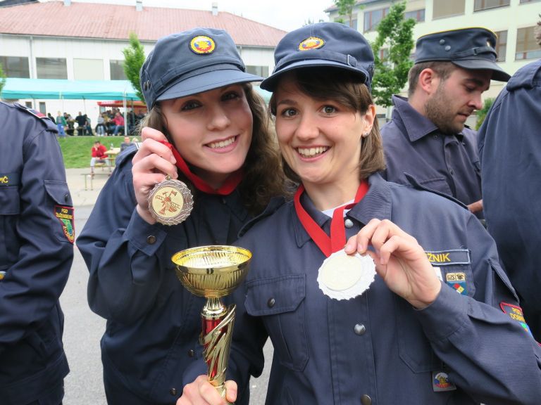 _smrketi__mateja_filipi___in_marjanca_ku__nik__spadata_med_med_najbolj__e_gasilke_v_tovrstnem_t...
