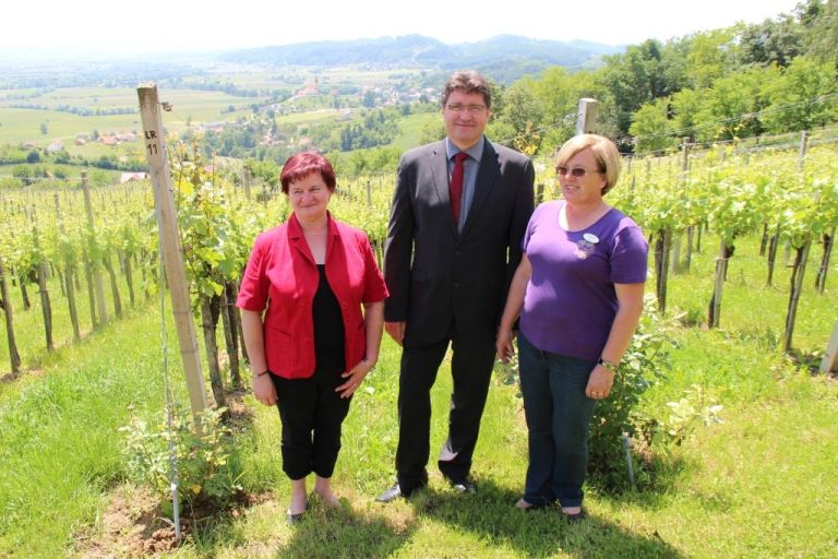 kmetica_leta_2015_lea_babi___z___upanom_ivanom_molanom__predsednico_zveze_kmetic_slovenije_iren...