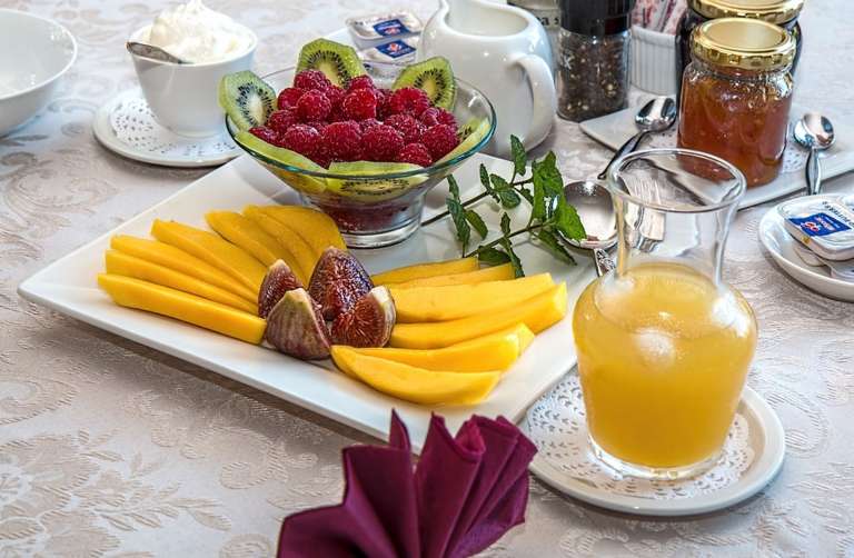 pomarančni sok zajtrk sadje maline fige.jpg