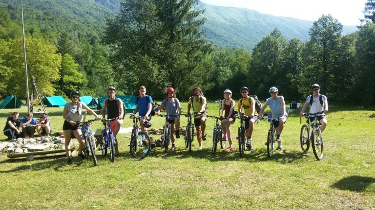 kolesarska_ekipa_pred_odhodom_k_slapu_kozjak.jpg
