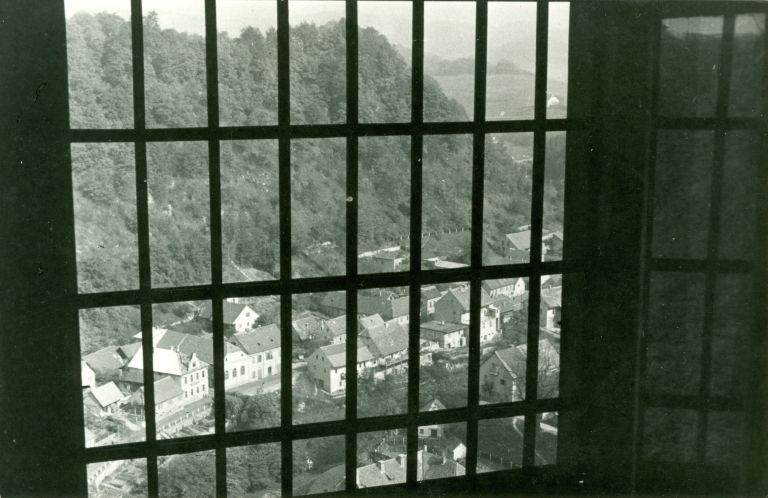 _pogled_na_brestanico_skozi_re__etke_ene_od_sob__foto_ladka_likar_kobal__1966__arhiv_mnzs.jpg