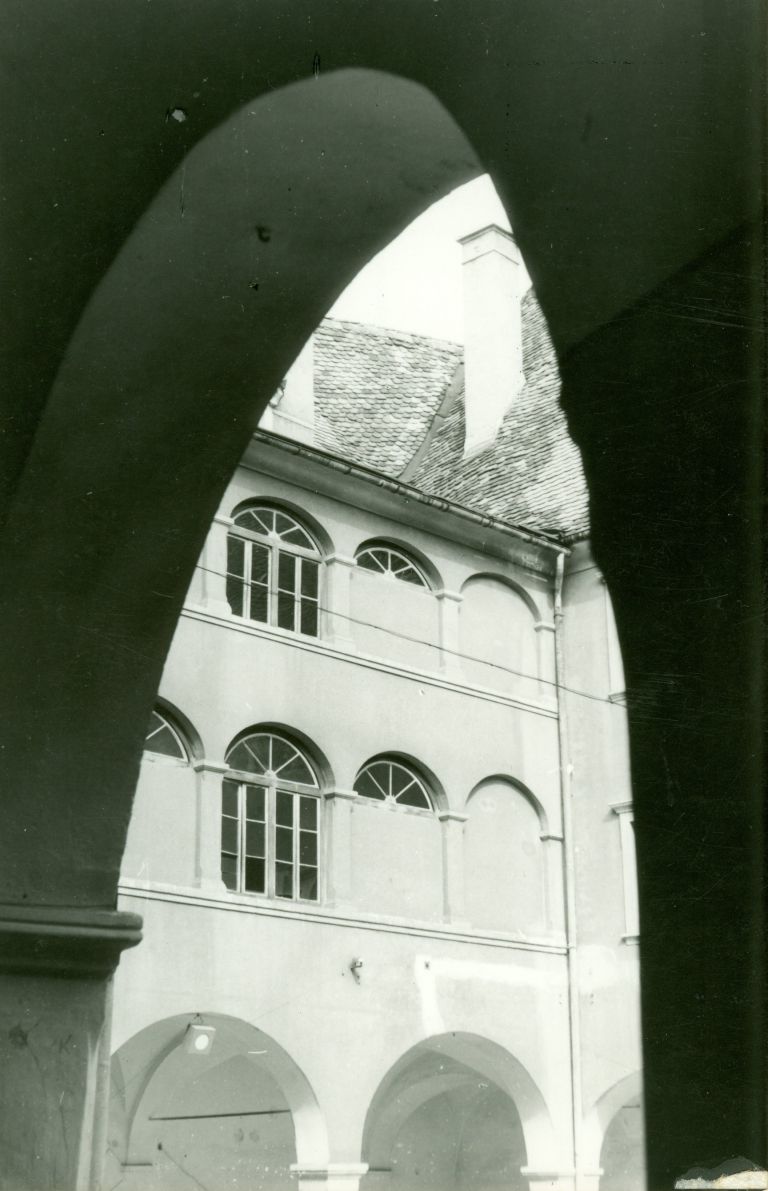 _notranje_dvori____e_gradu__foto_ladka_likar_kobal__1966__arhiv_mnzs.jpg