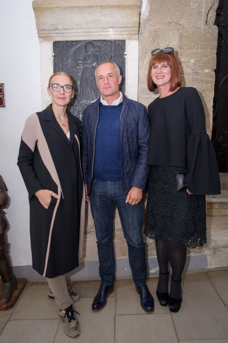 modni_oblikovalki_mojca_celin_in_maja_s_tamol_droljc__desno__ter_v_tujini_nadvse_cenjeni_obliko...