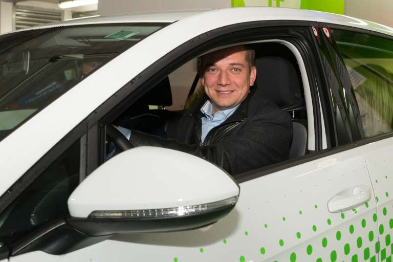 Direktor Toni Pugelj med eko vožnjo z novinarji