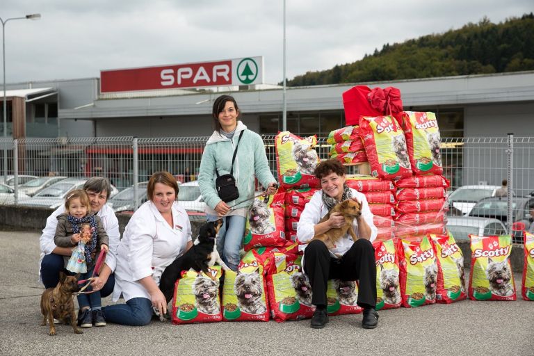 _druvtvo_animal_angels_je_darovane_obroke_sprejel_pred_trgovino_spar_treb___.jpg