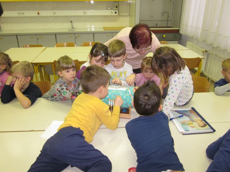 _v_treh_letih_je_medgeneracijsko_ucenje_povezalo_vec_kot_20_000_ljudi_.jpg