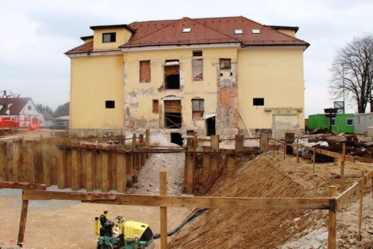 gradbena_jama_ob_ohranjenem_najstarej__em_delu_o___cerklje_ob_krki.jpg