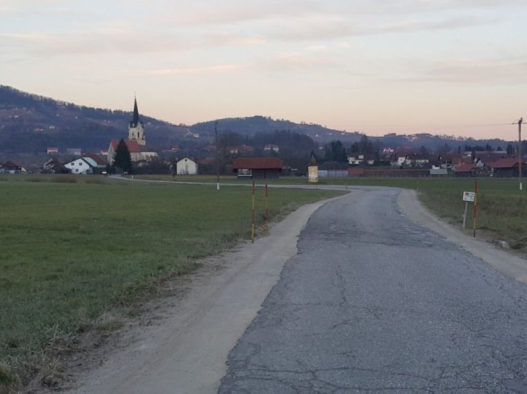 ostr___zadnja_tretjina_drzavne_ceste_iz_slovenske_vasi_proti_sentrupertu__foto_lapego.jpg