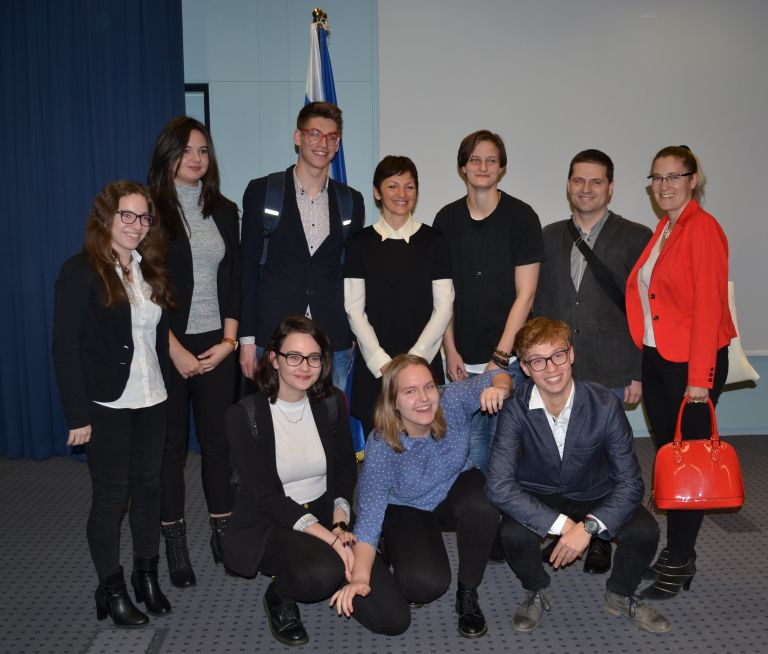 _dijaki_brezivke_gimnazije_in_mentorja_z_ministrico_dr__majo_makovec_brencic.jpg
