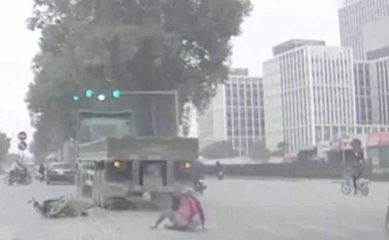 truckwomanvietnam.jpg