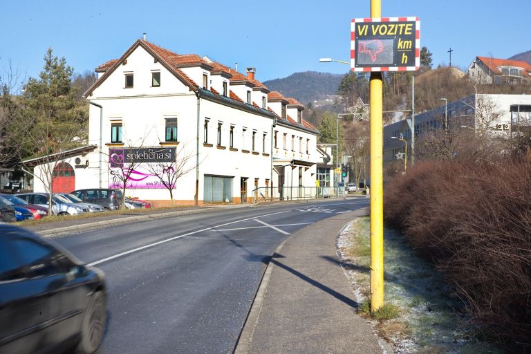 Zagorje ob Savi - merilniki hitrosti.jpg