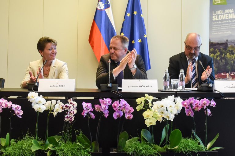 na_novinarski_konferenci.jpg