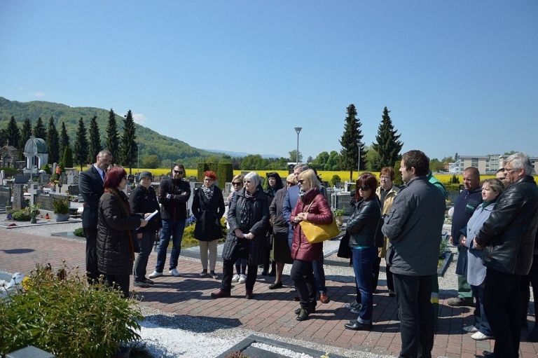 _po_brezivkem_pokopalivcu_so_se_sprehodili_obcani_in_zaposleni_na_obcini_brezice_.jpg