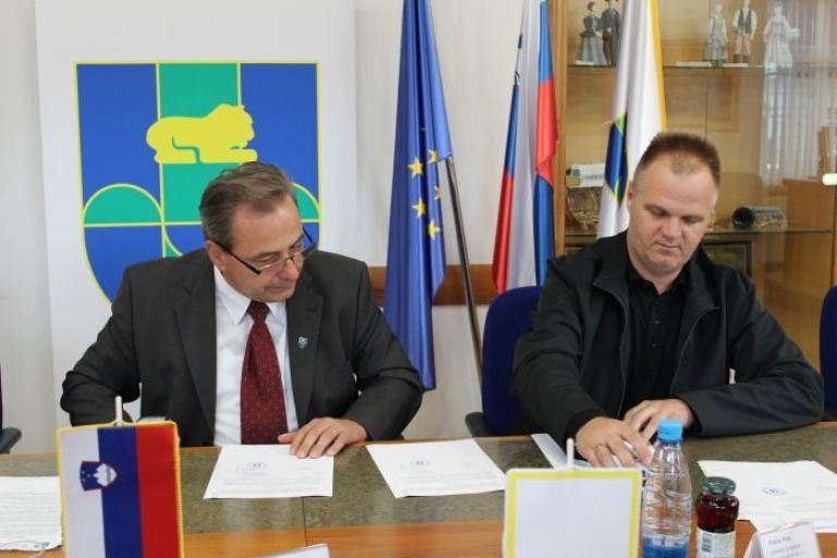 podpis_pogodbe_002.jpg