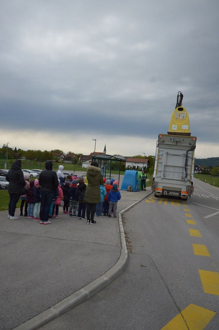 _vrtcevski_otroci_so_z_zanimanjem_opazovali_praznjenje_zabojnika_na_ekolovkem_otoku_.jpg