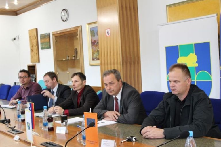 podpis_pogodbe_001.jpg