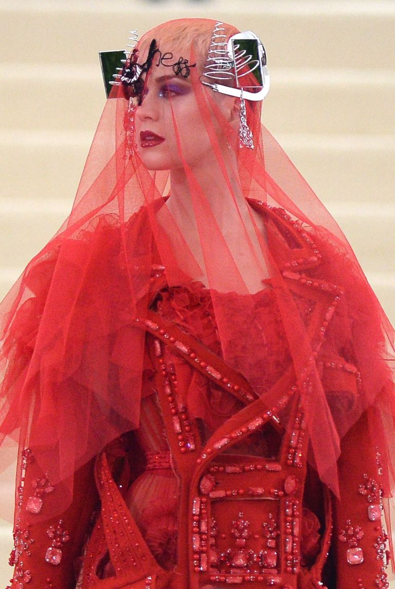katy perry met bal (3).jpg