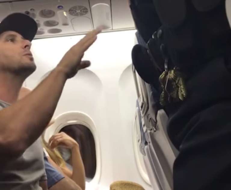 letalo, Delta, družina z otrokom, policistka, potniki, video