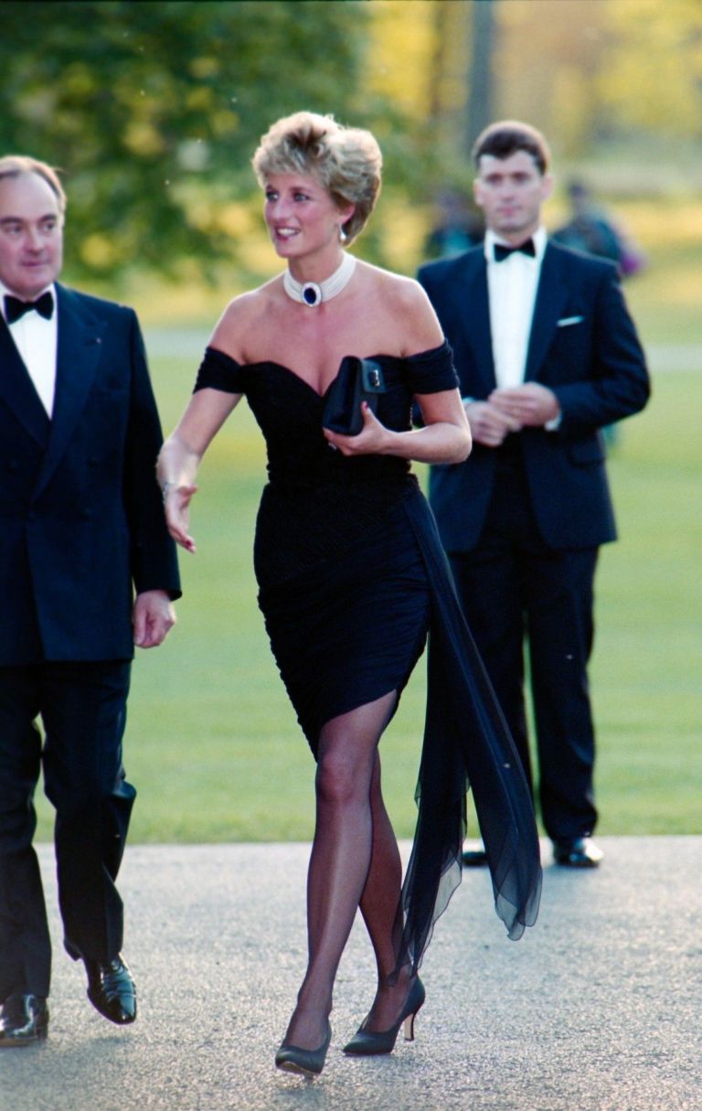 diana črna obleka vanity fair zabava torbica črna.jpg