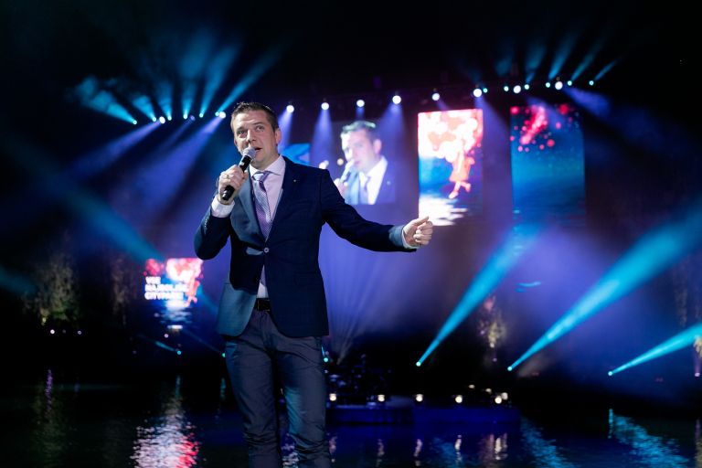 Zbrano mno+żico obiskovalcev je pozdravil Toni Pugelj, direktor Cityparka.jpg
