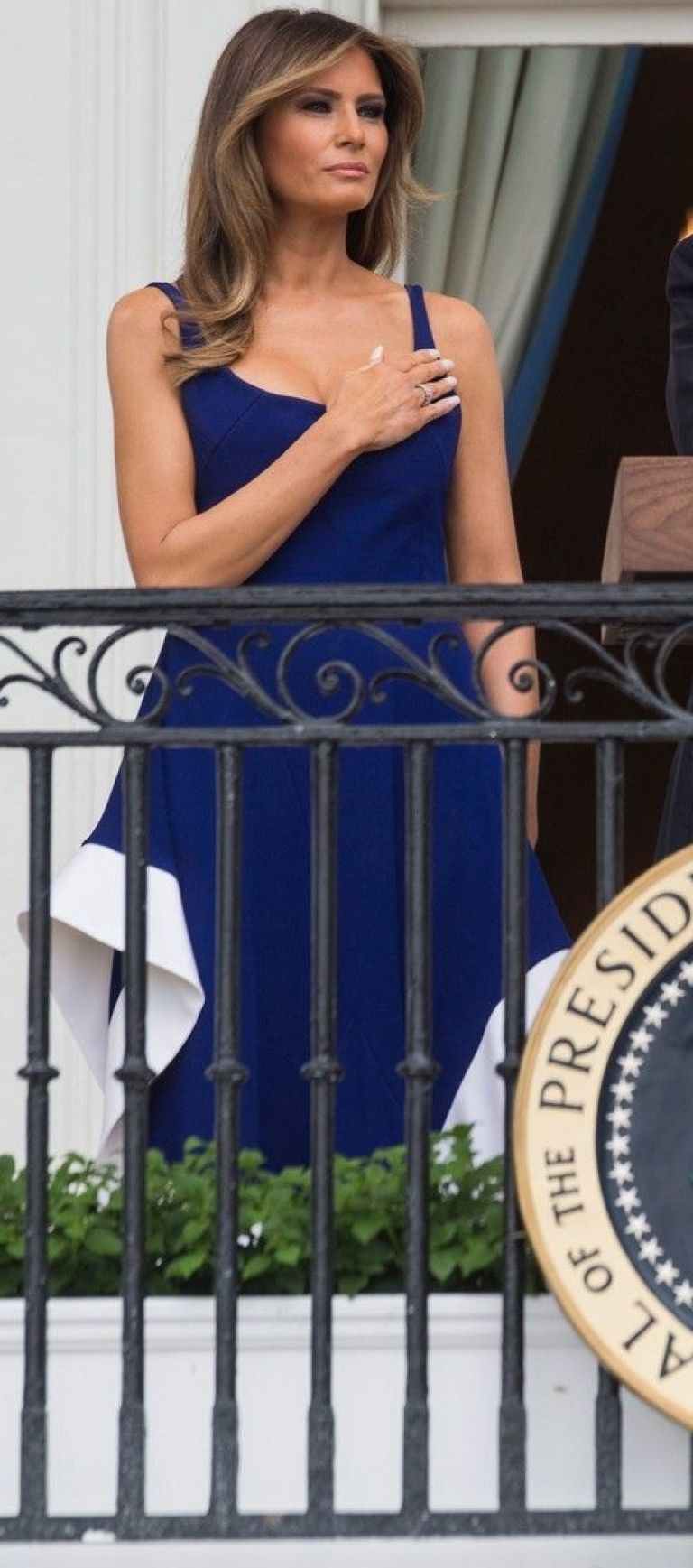 melania trump modra temna.jpg