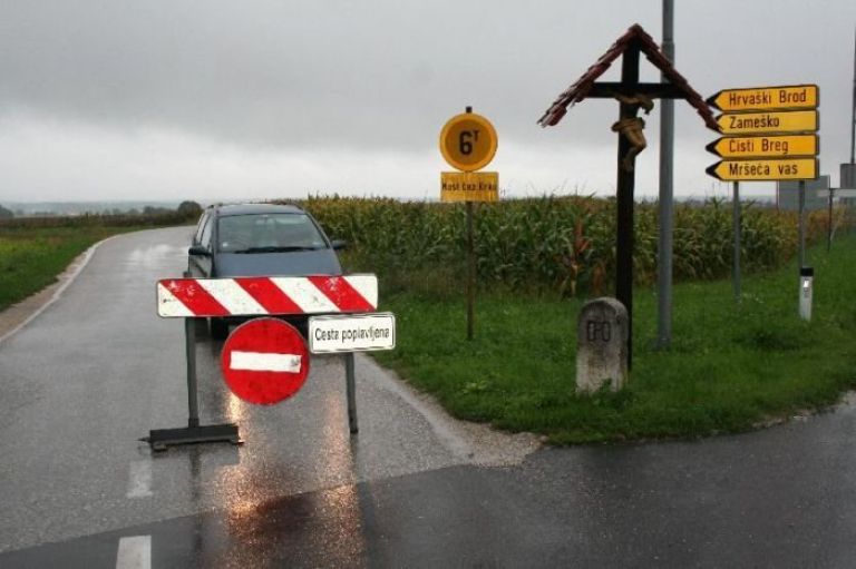 poplave_zapora_ceste.jpg