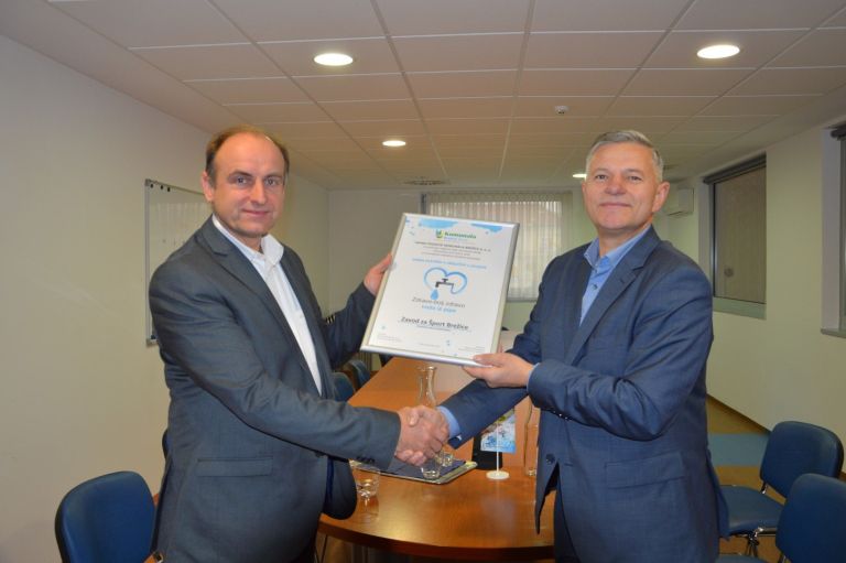 k_projektu_zdravo_bolj_zdravo_voda_iz_pipe_je_pristopil_zavod_za_sport_brezice___foto_komunala_...