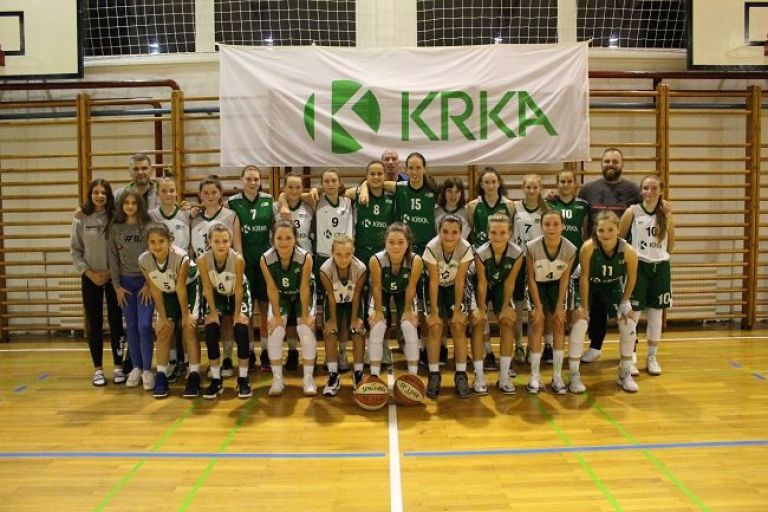 skupinska_starejse_pionirke.jpg