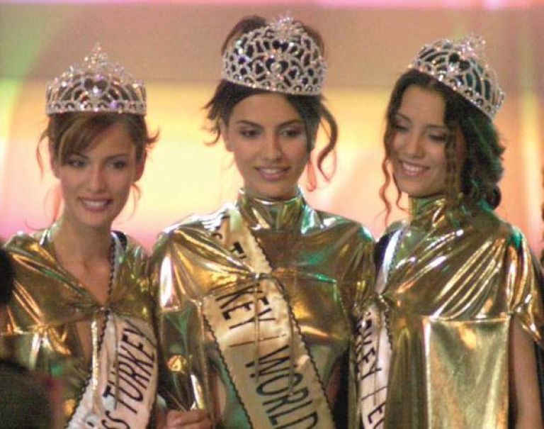 cansu dere.jpg