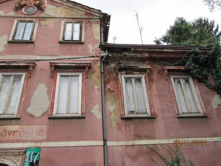 propadajoca_hisa_v_brestanici.jpg