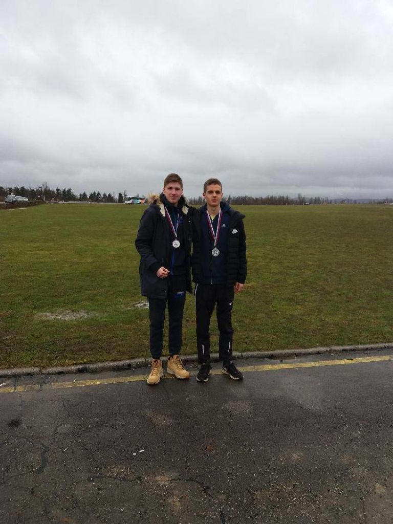 aljaz_in_matija_z_medaljama.jpg