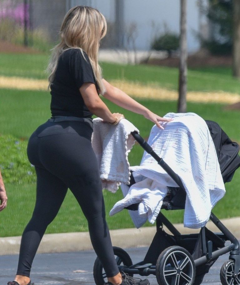 Khloe Kardashian sprehod.jpg