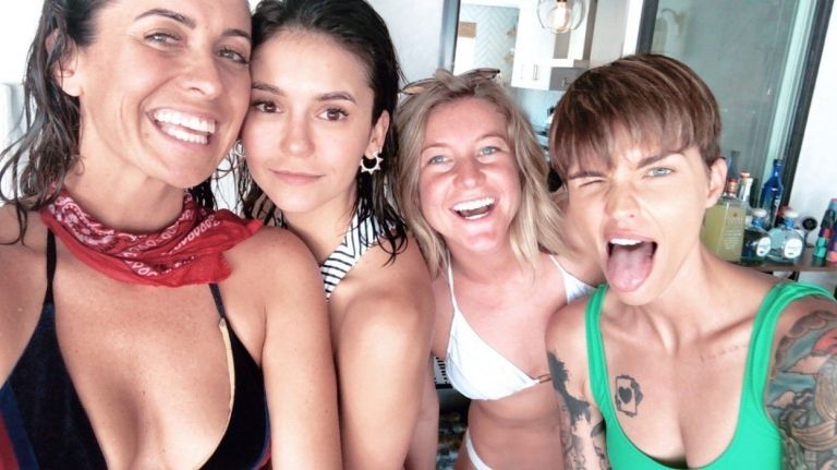 nina dobrev s prijateljicami.jpg