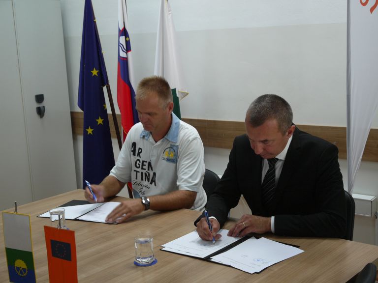 podpis_pogodbe_2.jpg
