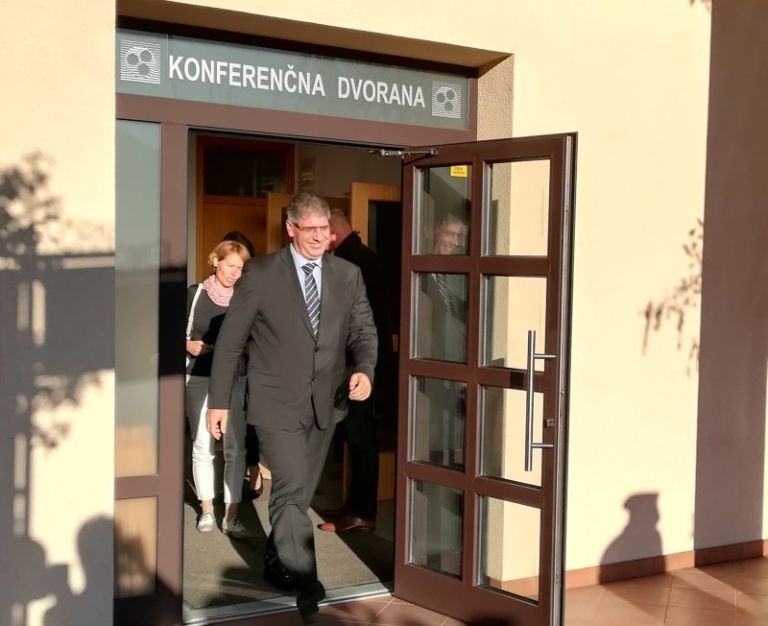 ministerj10.jpg