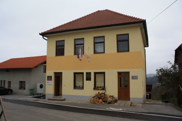 v_tej_stavbi_na_studencu_kjer_so_prostori_aktiva_ima_sedez_vec_druvtev.jpg