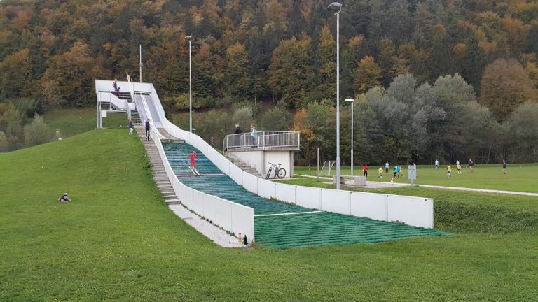 skakalnica__v_ozadju_eno_od_pomoznih_nogometnih_igrisc__foto_lapego.jpg