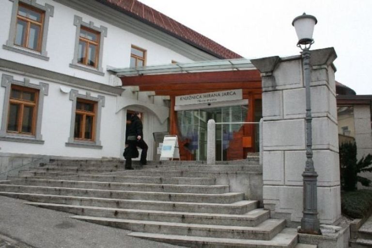 knjiznica0001.jpg