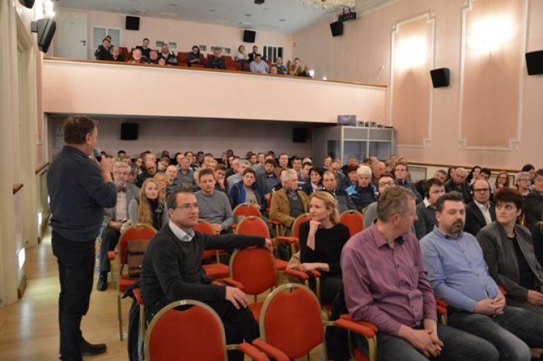 publika_2_med_razpravo.jpg