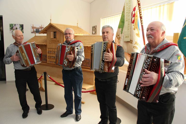 cebelji_svet72.jpg