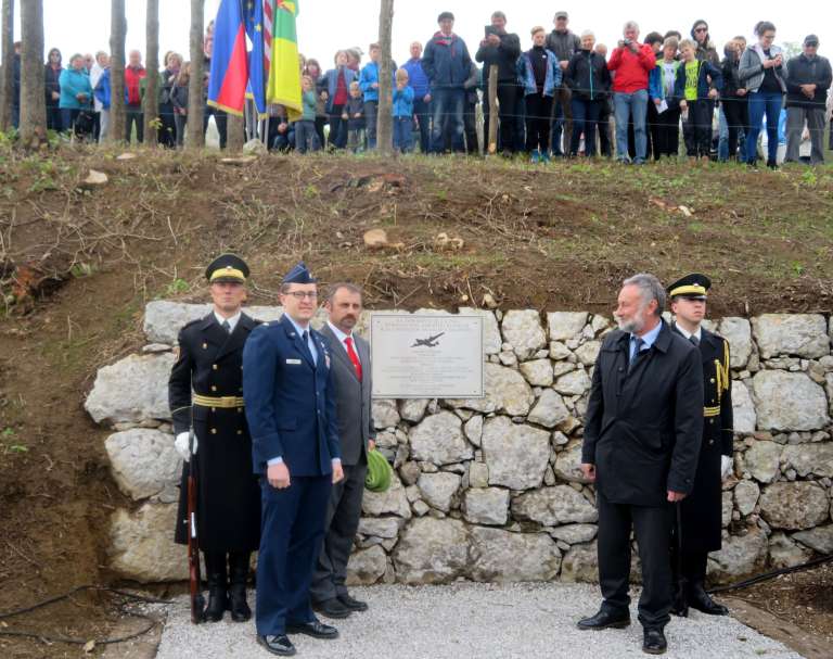 d15_bombnikplosca.jpg