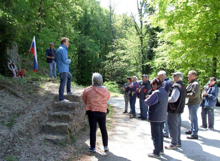 pri_kerinovem_spomeniku.jpg