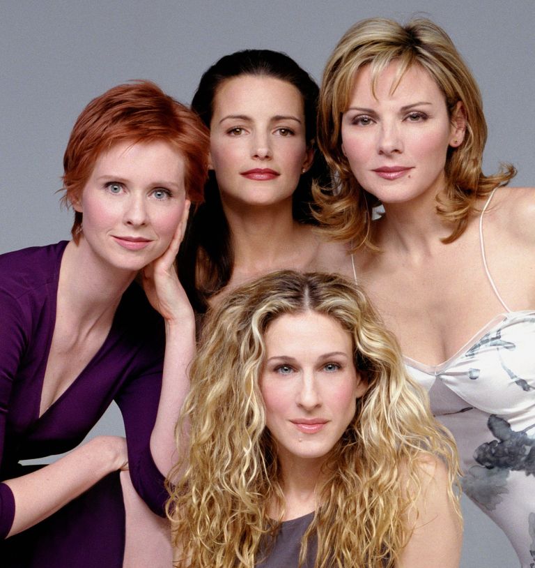 Sarah Jessica Parker (60) kot Carrie Bradshaw, Cynthia Nixon (59) kot Miranda Hobbes, Kristin Davis