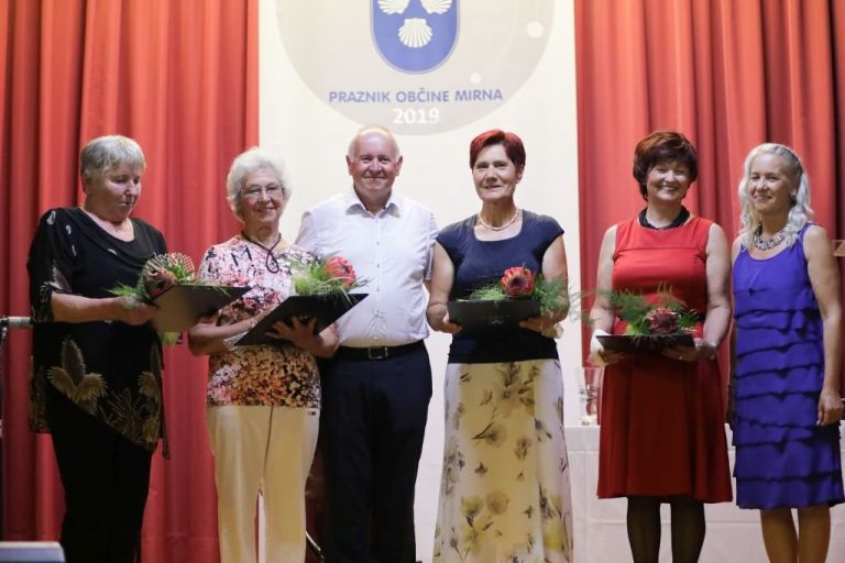 zupan_in_direktorica_ou_s_prejemnicami_zahval_in_plakete.jpg