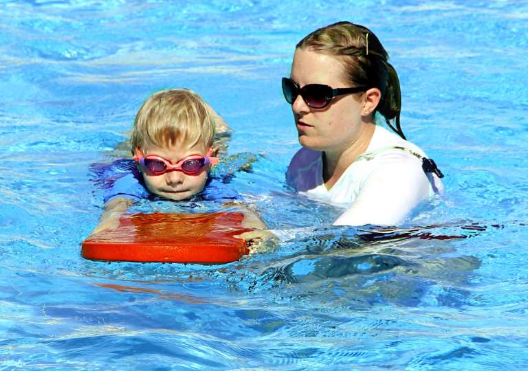 swimming_286211.jpg