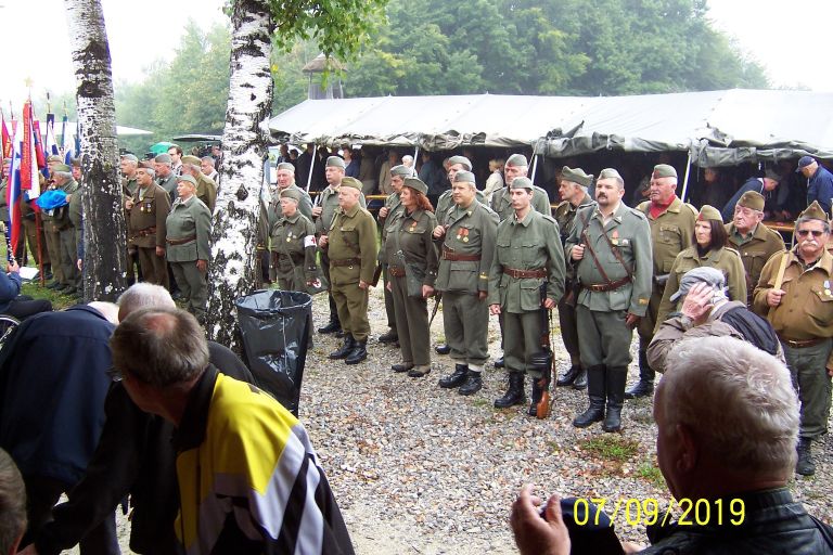 postroj_spominske_enote_1_dolenjskega_partizanskega_bataljona.jpg